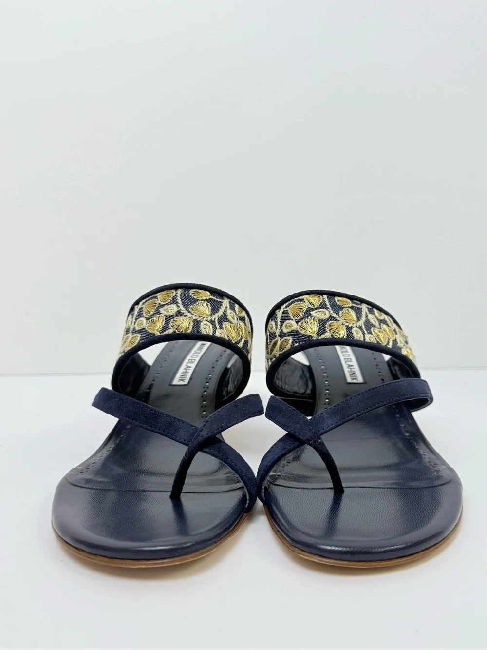 Manolo Blahnik Susa 50 Navy Gold Embroidered Thong Sandals Kitten Heels 39.5